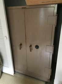 One of three safes for sale. This safe requires a professional mover.