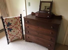Antique quilt, pine chest of drawers & shaving mirror.