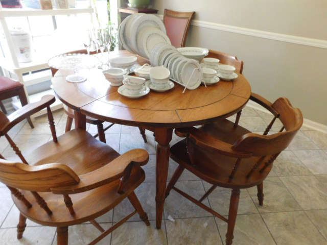 Round Oak Table & 4 Chairs, 1 Leaf
