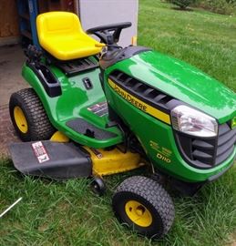 John Deere D110 riding lawn mower  *BACK PATIO*