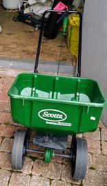 Scotts SpeedyGreen 2000 spreader  *BACK PATIO*