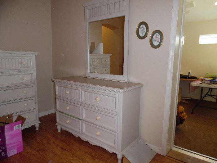 Dresser with 6  Drawers & Mirror