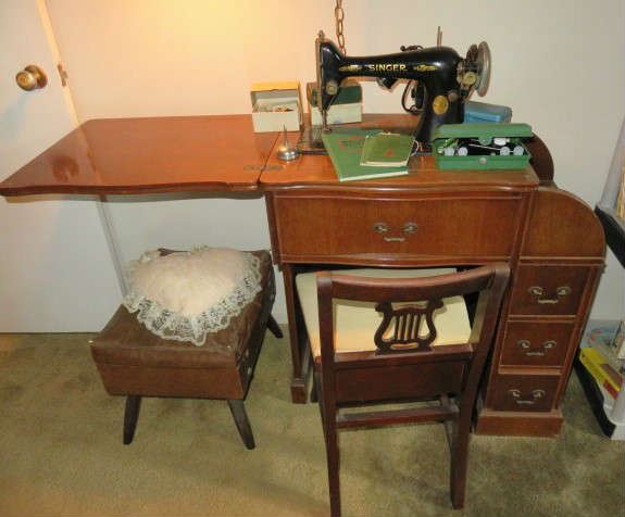 Singer Featherweight Sewing Machine & Cabinet