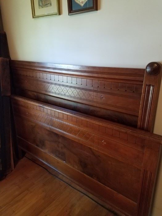 Bed – Antique Full-Size w/Beautiful Carving on Headboard and Foot-Board / Side Rails and Slats / Excellent Condition