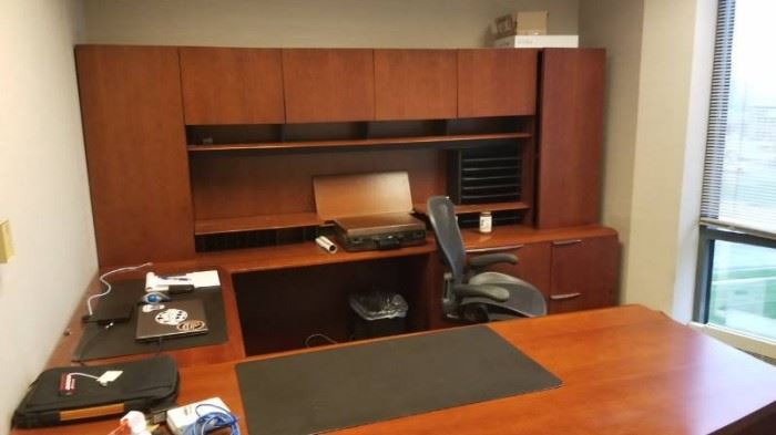 1 Beautiful Executive UShape Desk