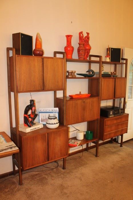 Mid century modern walnut wall unit in very nice condition, some minimal wear and tear