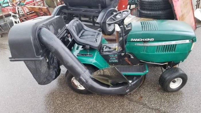 Riding Lawn Mower / Tractor w/ Bagging System