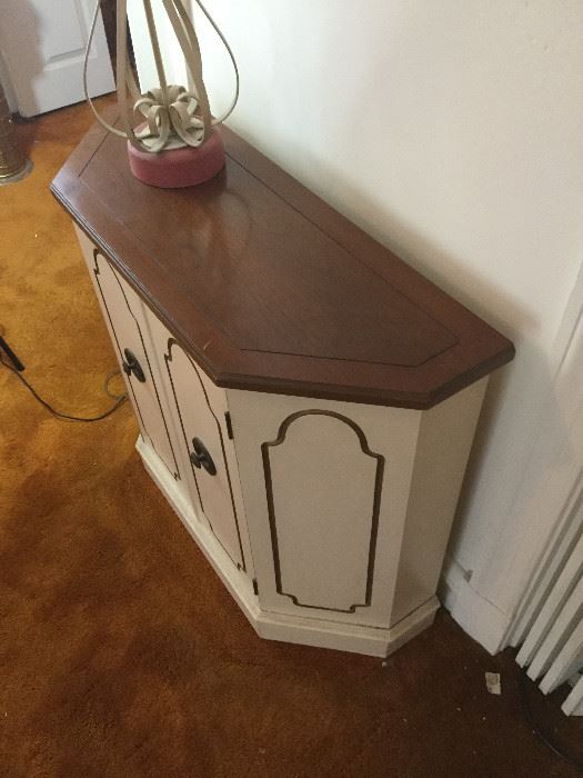 Side Table and Lamp  http://www.ctonlineauctions.com/detail.asp?id=760254