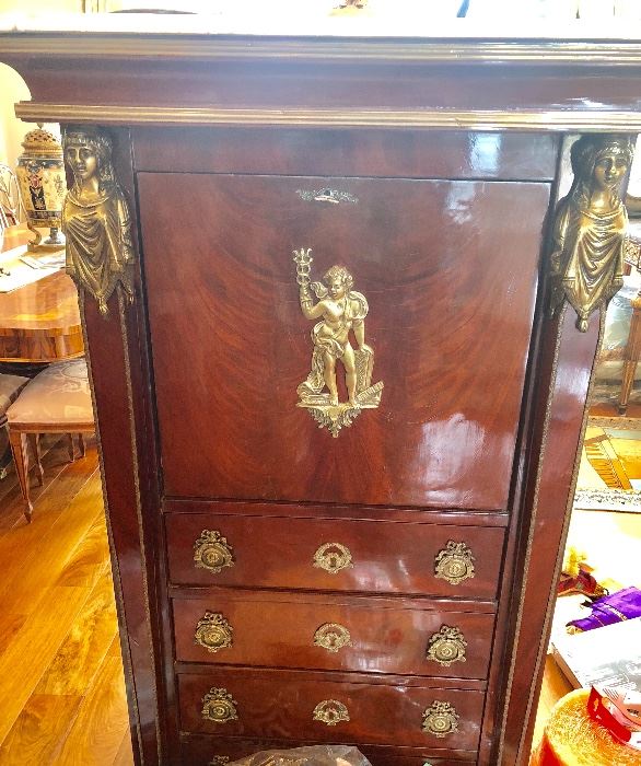 Wonderful French chest bronze ormalu mounting and details