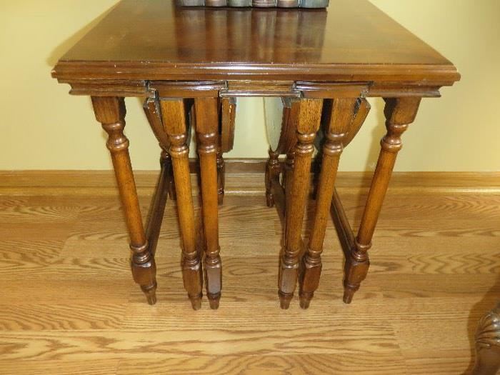 SMALL TABLE WITH TWO ROUND NESTING TABLES