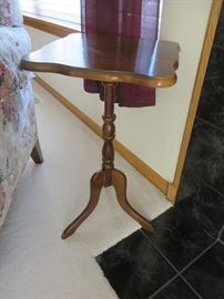 SMALL ACCENT TABLE
