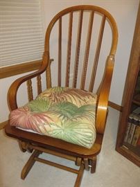 ROCKING CHAIR WITH CUSHIONS
