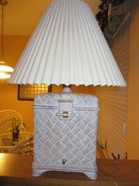 WHITE WASH SHABBY CHIC TABLE LAMP
