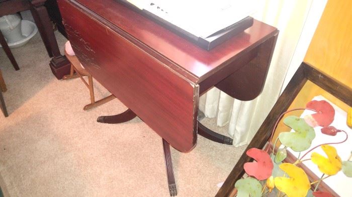Duncan Phyfe drop leaf table