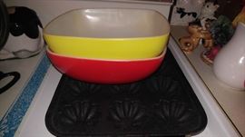 Vintage Pyrex square bowls & cast iron