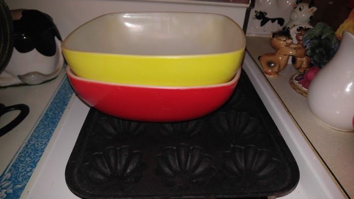 Vintage Pyrex square bowls & cast iron