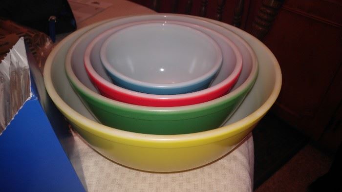 Vintage Pyrex nesting bowls