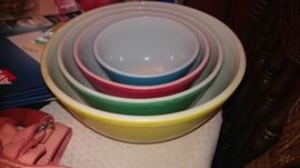 Vintage Pyrex nesting bowls ( two sets)