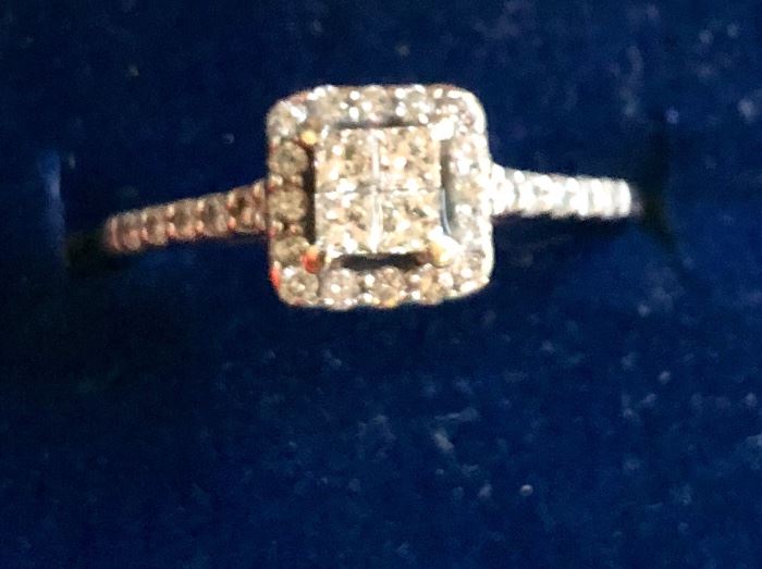14K White Gold Diamond Ring . Square Diamonds and Round Brilliant Diamonds 