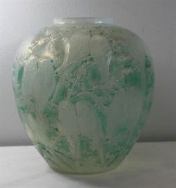 RLALIQUE SIGNED PERRUCHES OPALINE VASE