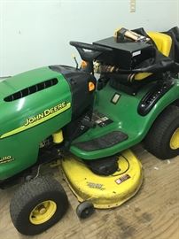 John Deere Lawn Tractor with bagger L110