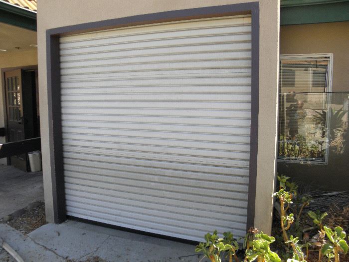 Steel Roll Up Door     7' x 7'.....********$200******* U-remove....you can back right up to it.  Call Now for immediate appointment.  (760) 975-5483    (760) 445-8571
