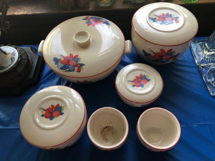 WOW Nice matches set of casserole and related storage containers with matching lids -- vintage '50s