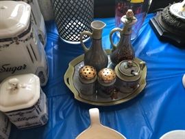 Condiment tray with containers