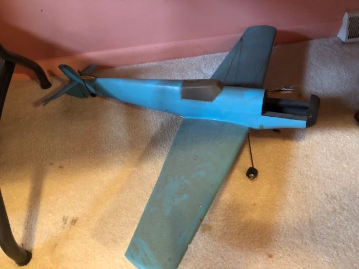 Model airplane with damage to tail, engines in box