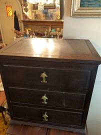 Cute lil' night stand.