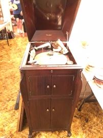 Famous & Barr Victrola .... STL