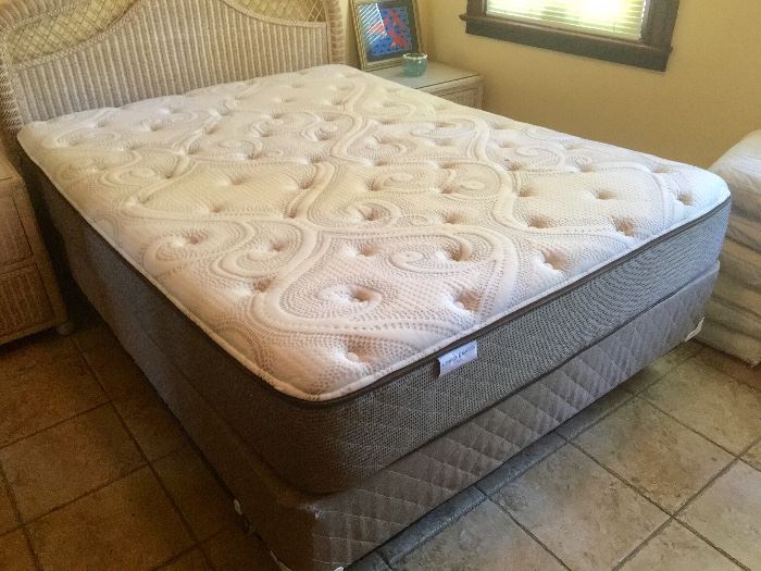Queen size mattress/box spring