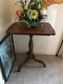 #46	Square End Table w/pedistal Base  22x19x26	 $75.00 	