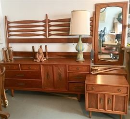 Mid-Century Modern Bedroom set
Heritage furniture