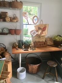 Tons of various baskets. 