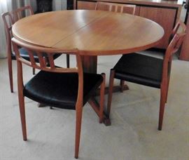 Round teak pedestal dining table with 2 leaves. Gune Mobelfabrik Denmark. Four teak mid-century chairs #79 J.J. Moller (Niels Moller)