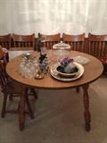 Vintage maple dining table with 2 leaves and 6 chairs
