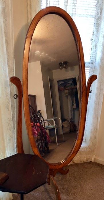 Oval floor mirror 