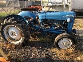 Ford tractor. Needs some work to get it running.