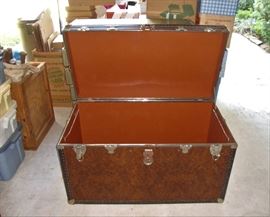 VINTAGE TRUNK WITH KEY - LARGE AND IN GREAT CONDITION !