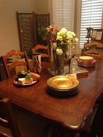 Good-looking dining table & chairs