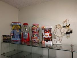 Down 1st Bedroom Right: Paddy Bear, Gum Ball Machine, Jars Gum Balls, Jelly Belly Dispenser Doll