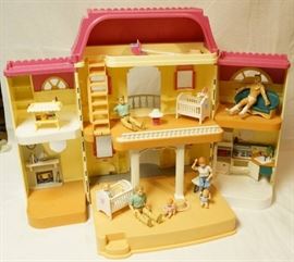 Fisher Price Doll House w Dolls and Furniture Sho ...