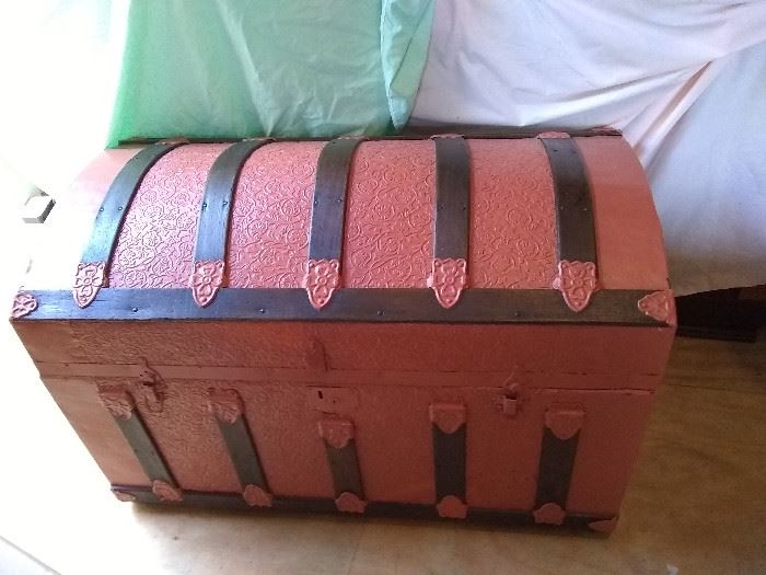 Vintage humpback trunk with insert. Restored and complete. See Facebook for more detailed pics.