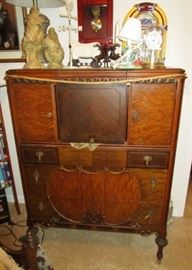 Antique chest of drawers w/ flip up mirror