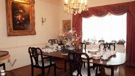 Glorious Vintage 1920's Mahogany Dining Table w/ 2 extra leaves in great condition