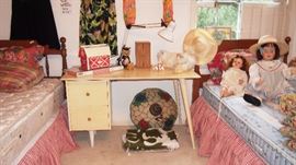 Great Retro Desk w/ Toys