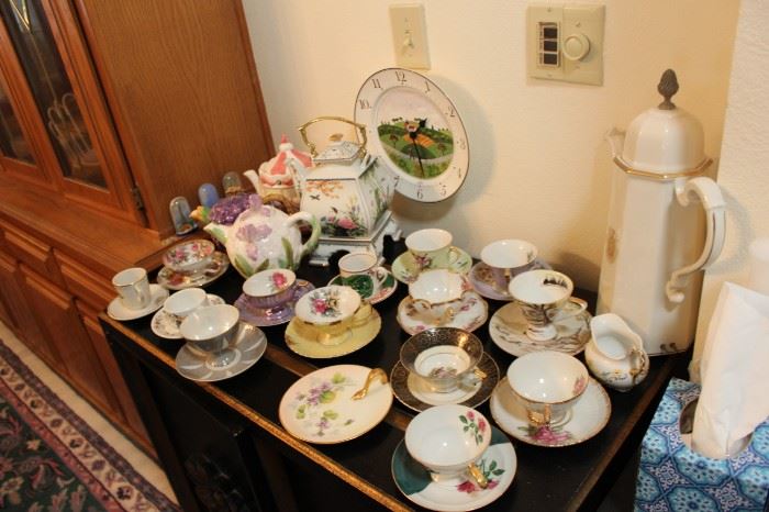 Tea cups and tea pots, Villeroy & Boch plate clock