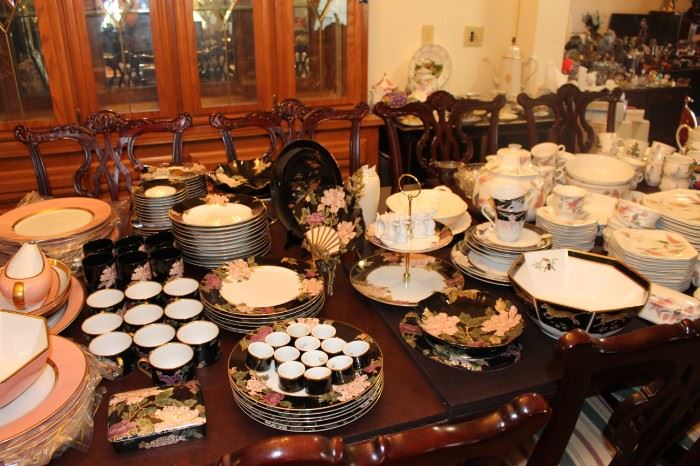 China sets - China table, 10 person mahogany dining table with protective pads