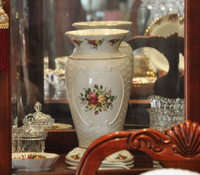 Very large Old Country Roses vase is one of the many accessory pieces.